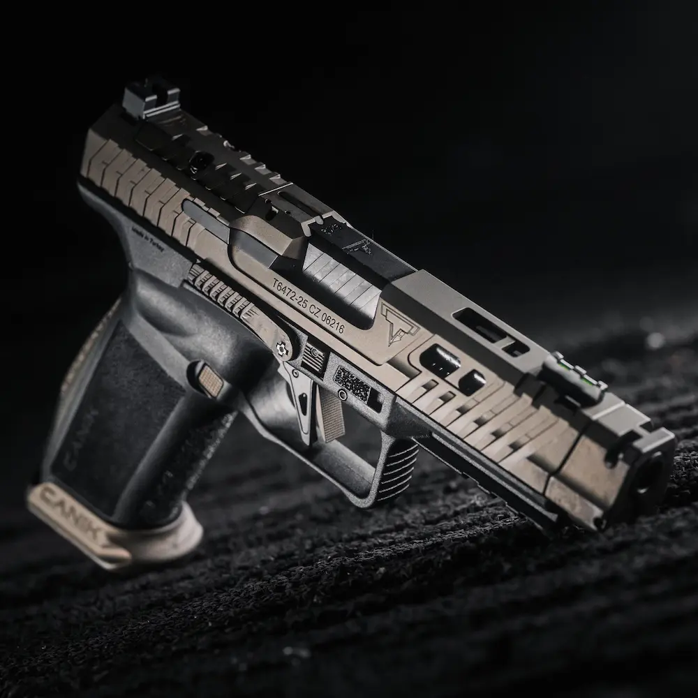 Pistolet Canik TTI Combat płaski spust 90 stopni i chwyt Performance Grip